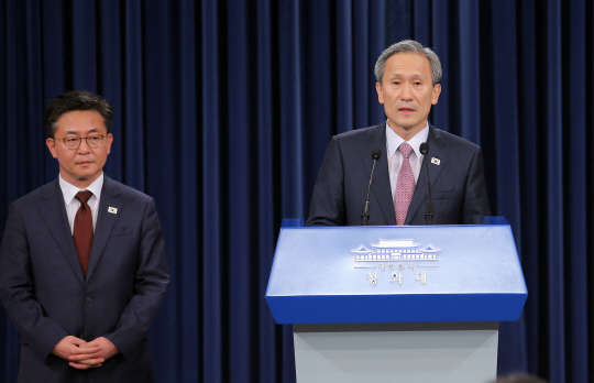 김관진 국가안보실장이 25일 오전 청와대에서 남북 공동합의문을 발표하고 있다. 왼쪽은 홍용표 통일부 장관.